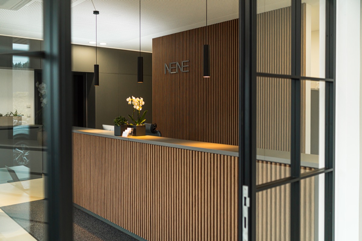 Moderner Empfangsbereich bei NENE Automobile